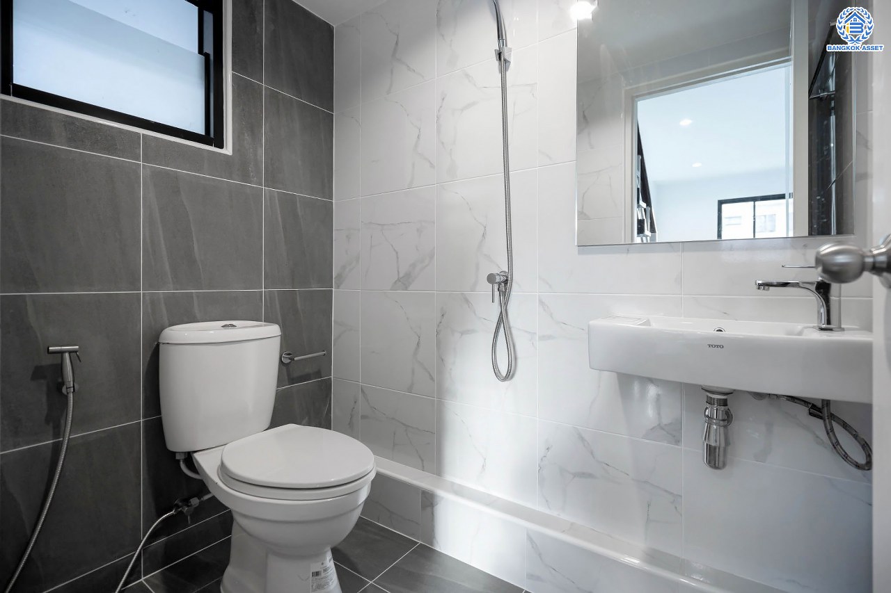 บ้านมือสองตกแต่งใหม่ โครงการ ภัทรไพรเวท3 ชัยพฤกษ์-รัตนาธิเบศร์ หลังมุม ตอบโจทย์ทุกการใช้ชีวิต เนื้อที่ 60 ตร.ว. ฟังก์ชัน 3 ห้องนอน 2 ห้องน้ำ จอดรถได้ 3 คัน ทำเลเดินทางง่าย สะดวกสบายใกล้รถไฟฟ้าสายสีม่วง "สถานีบางพลู" ทางด่วน "กาญจนาภิเษก" และห้างสรรพสินค้าเซ็นทรัลเวสต์เกต